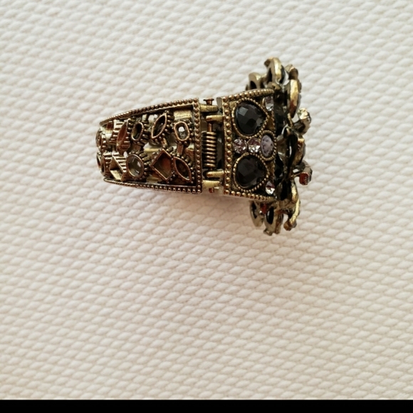 Old gold tone bracelet with black stones - Picture 10 of 13